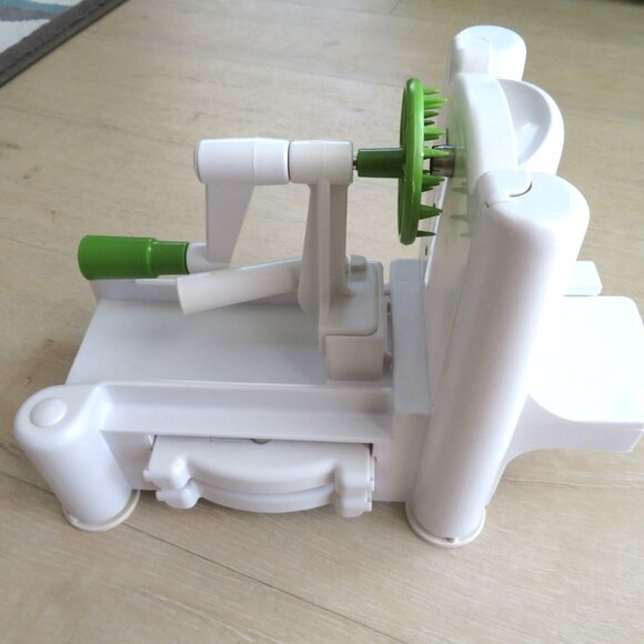 Tabletop Vegetable Spiralizer World Cuisine Turning Slicer Plastic Tri Blades - Picture 9 of 14